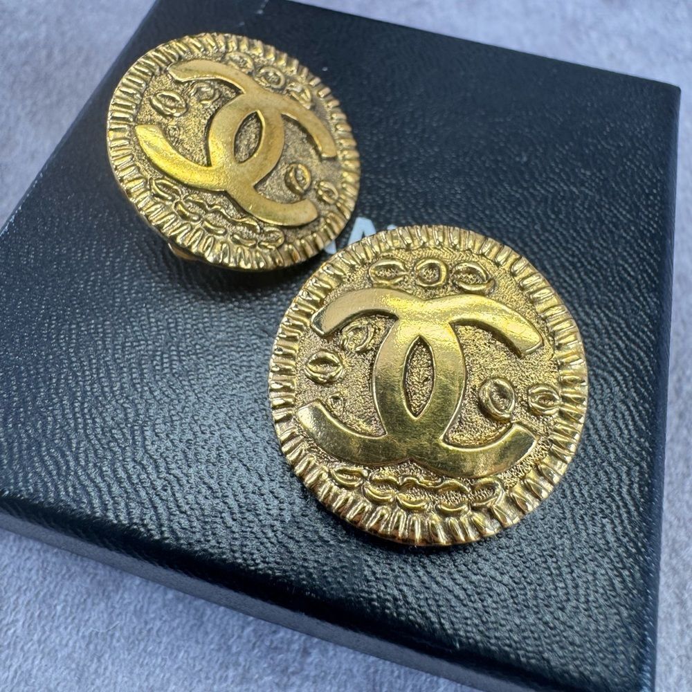 CHANEL Round CC Logo Earrings Clip-on Gold Plated Metal Vintage 97P Authentic - Picture 7 of 12